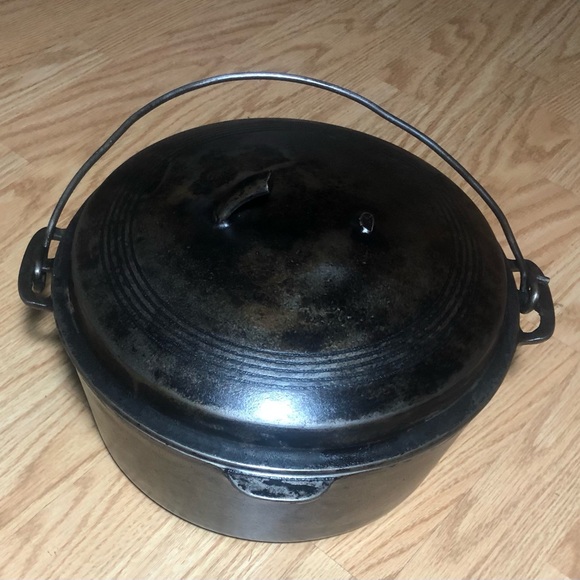 Wagner wareSidney O Black Cast Iron Dutch Oven with lid.